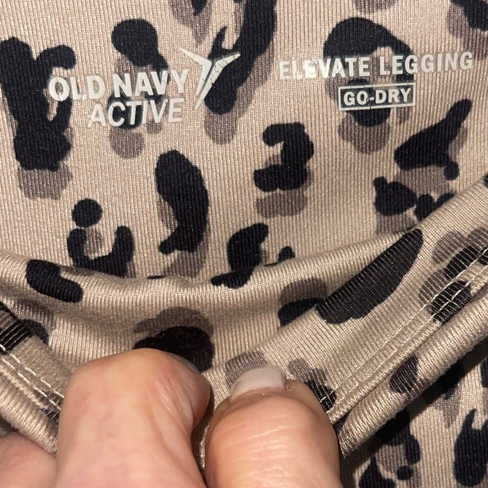 Old Navy Active Leopard Print Leggings - Picture 3 of 10